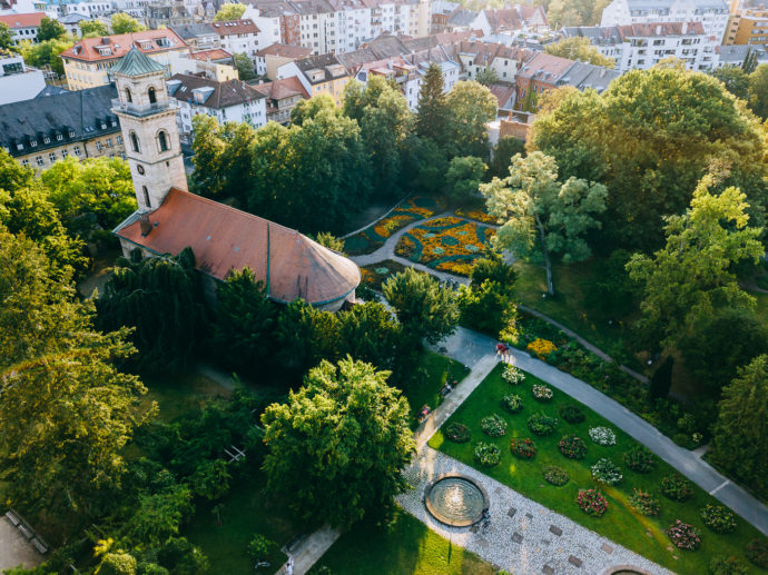 Auferstehungskirche und Rosengarten im Fürther Stadtpark