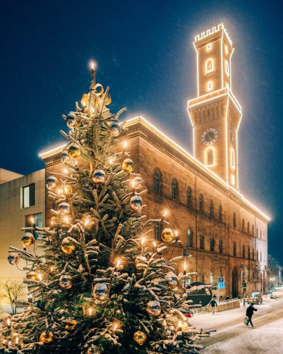 Weihnachtsbaum Fürth Rathaus Schnee