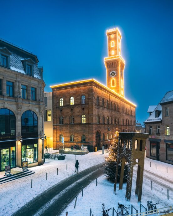 Rathaus Fürth beleuchtet Schnee